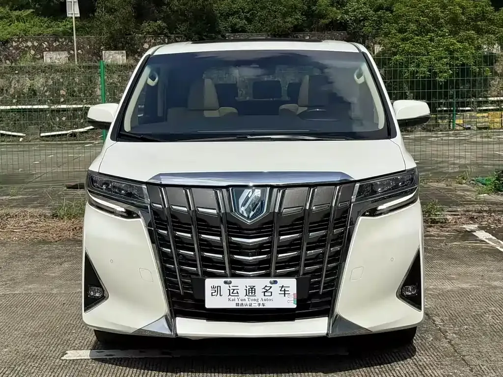 Toyota Alphard — фото 1