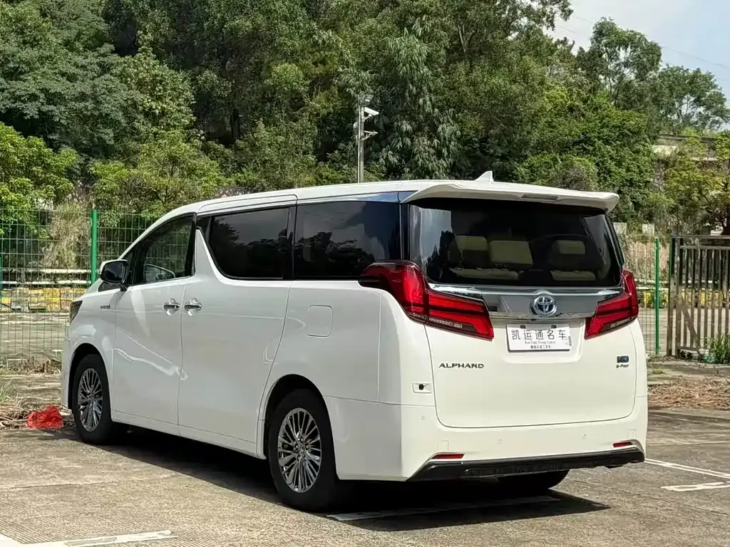 Toyota Alphard — фото 6