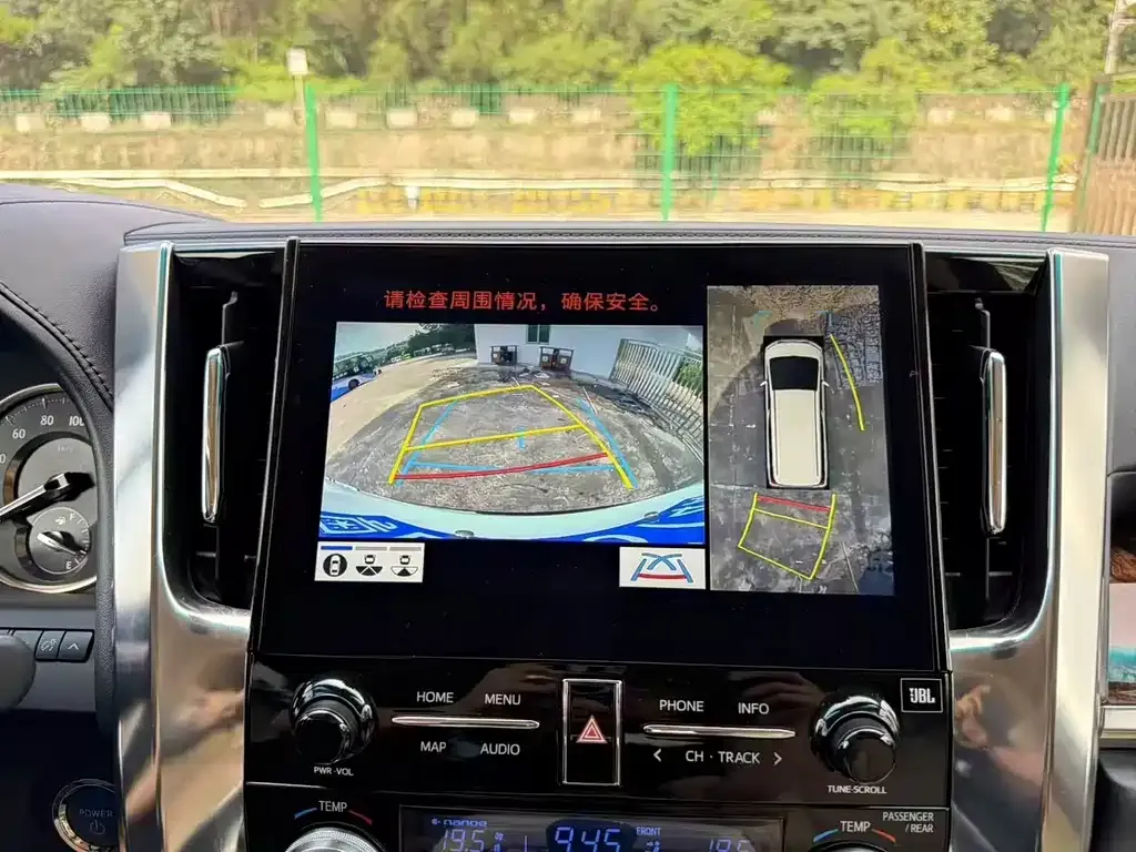 Toyota Alphard — фото 7