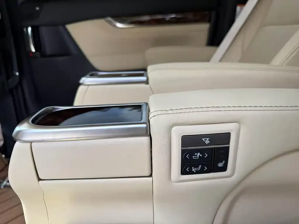 Toyota Alphard — фото 2