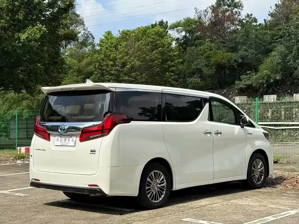 Toyota Alphard — фото 8