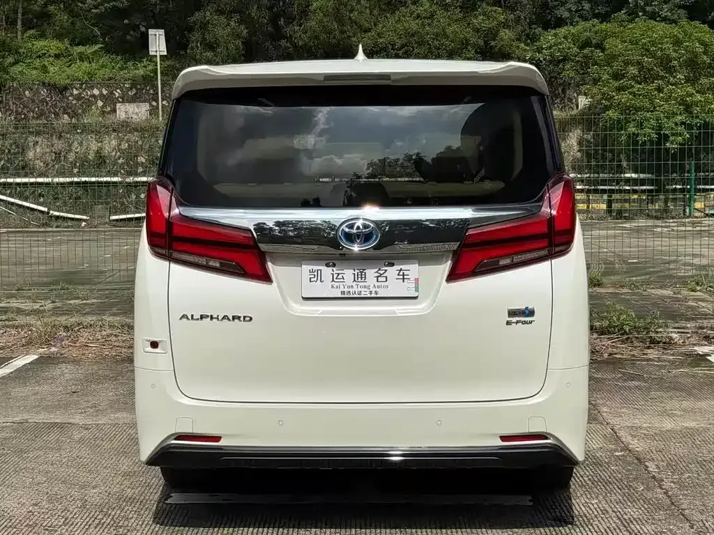 Toyota Alphard — фото 4