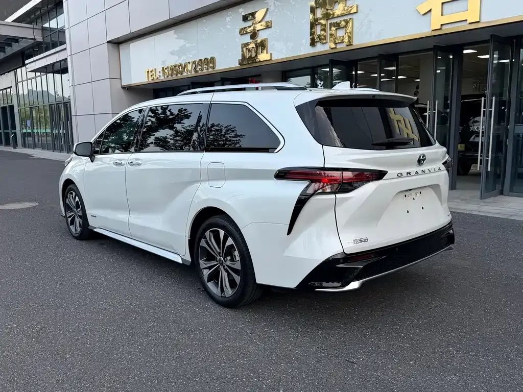 Toyota Granvia 2023 из CN, фото 4