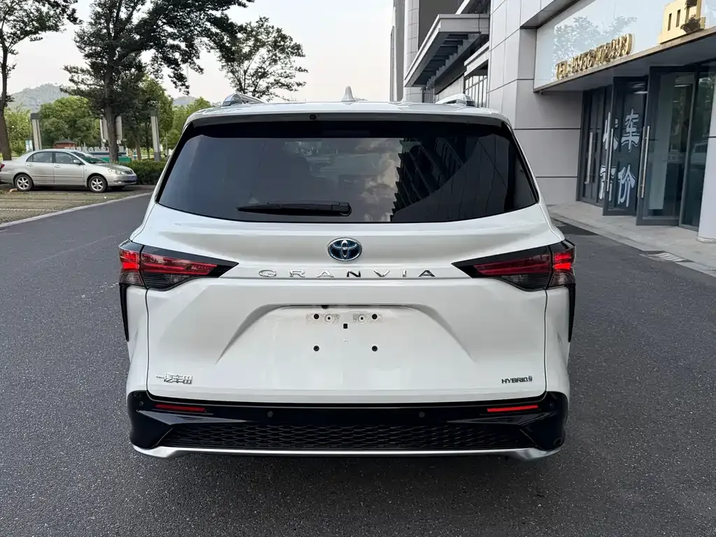 Toyota Granvia 2023 из CN, фото 8