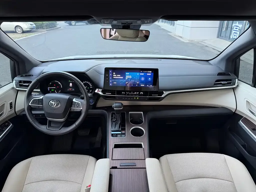 Toyota Granvia 2023 из CN, фото 10