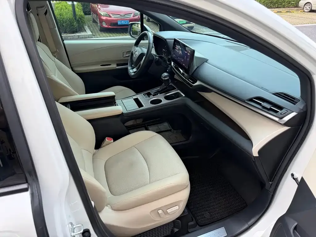 Toyota Granvia 2023 из CN, фото 2
