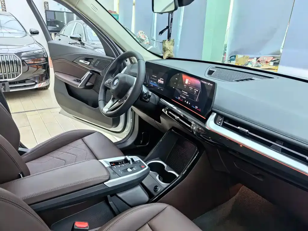 BMW iX1 2024 из CN, фото 7