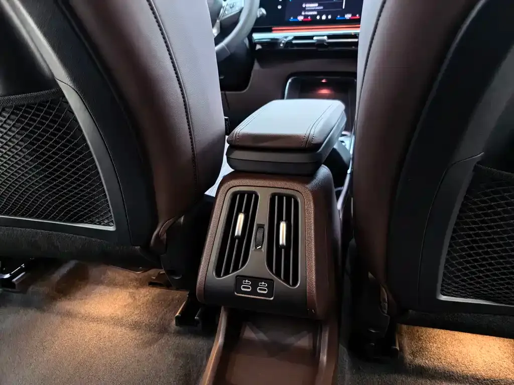 BMW iX1 2024 из CN, фото 10