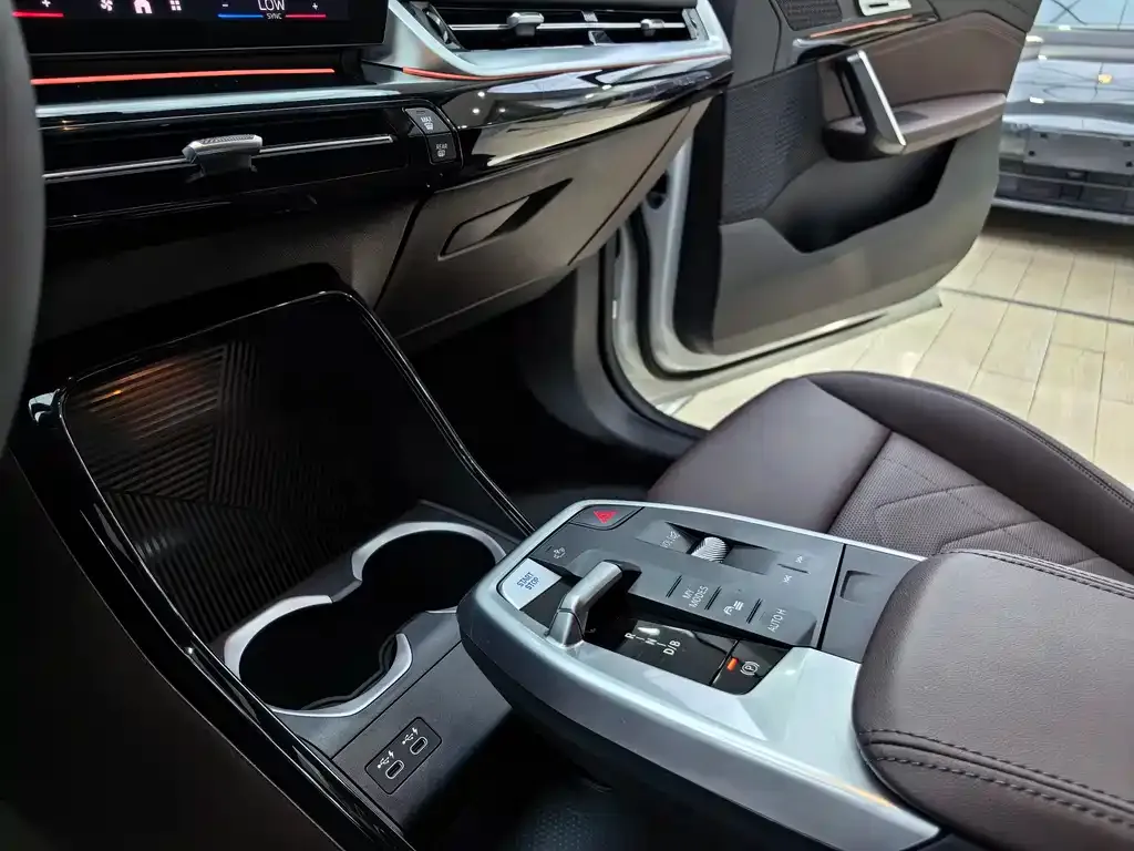 BMW iX1 2024 из CN, фото 4