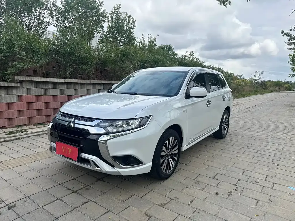 Mitsubishi Outlander — фото 1
