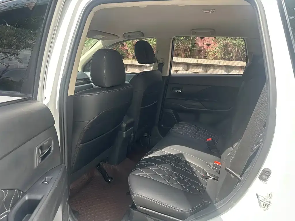 Mitsubishi Outlander — фото 10