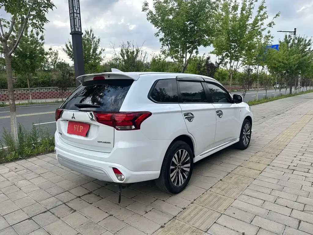 Mitsubishi Outlander — фото 7