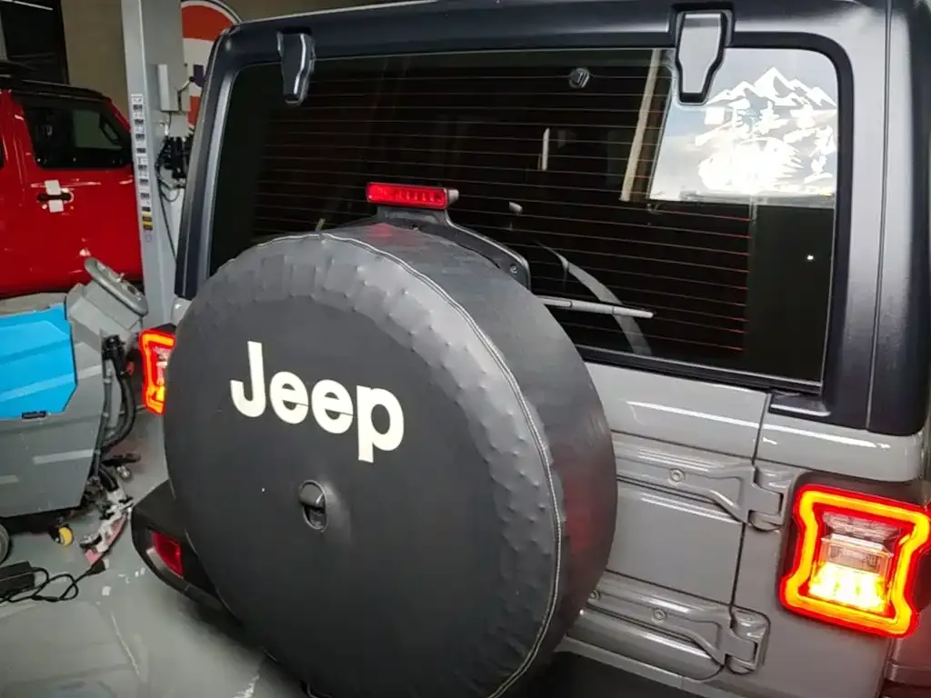 Jeep Wrangler — фото 10