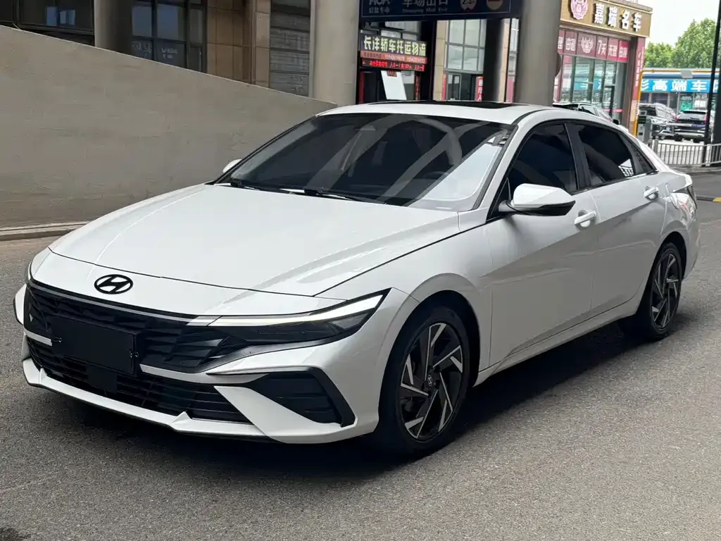 Hyundai Elantra — фото 1