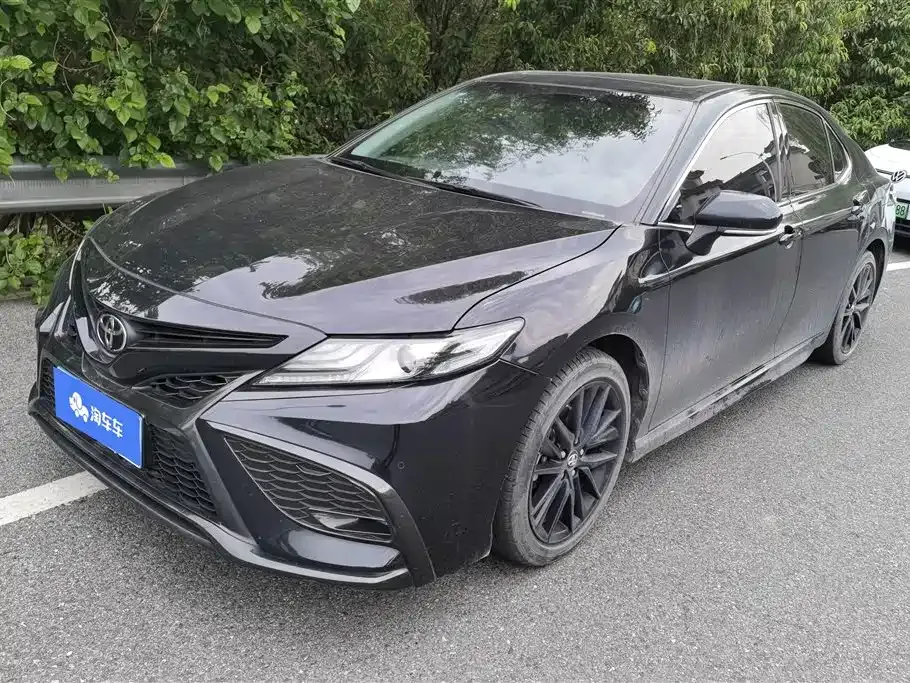 Toyota Camry — фото 1