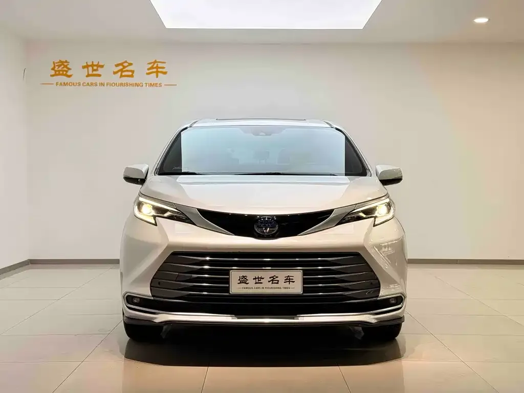 Toyota Sienna 2023 из CN, фото 2