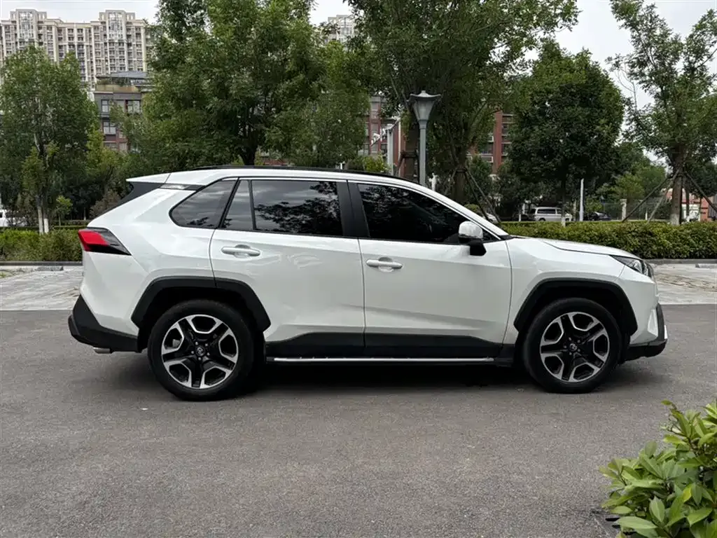 Toyota RAV4 — фото 7