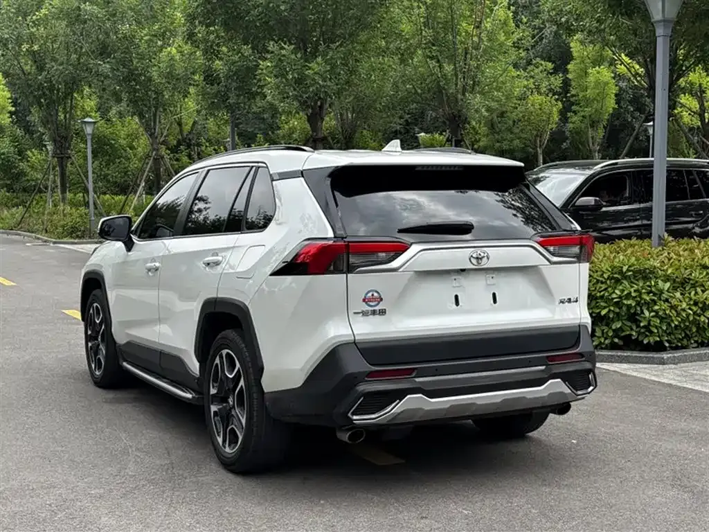 Toyota RAV4 — фото 5