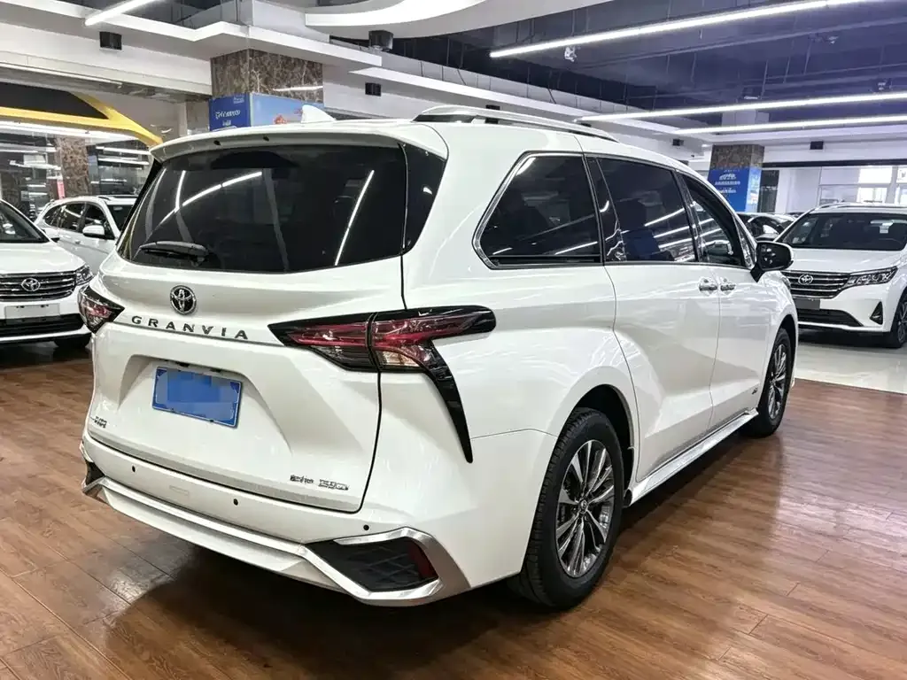 Toyota Granvia — фото 7