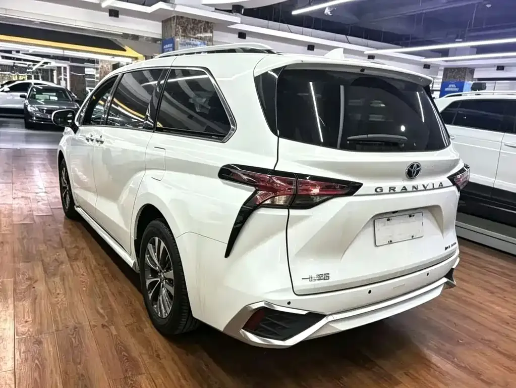 Toyota Granvia — фото 9