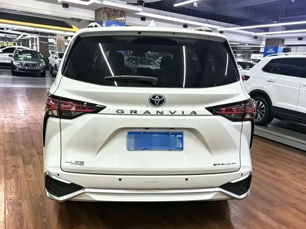 Toyota Granvia — фото 5
