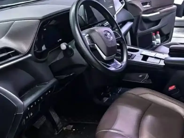 Toyota Granvia — фото 8