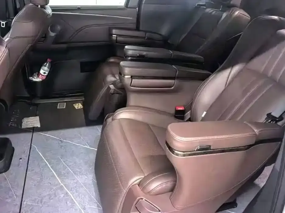 Toyota Granvia — фото 2