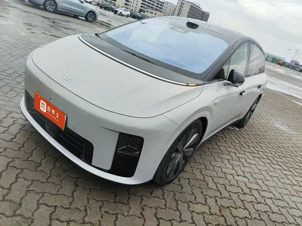 Li Auto i8 — фото 1
