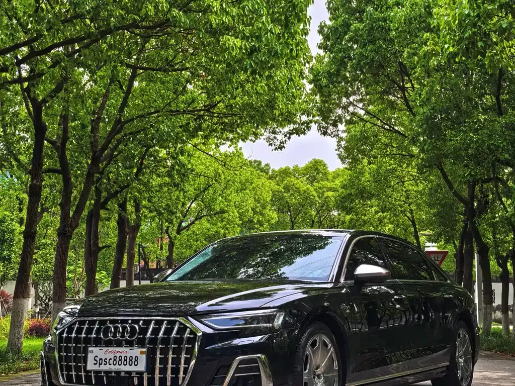 Audi A8 — фото 1