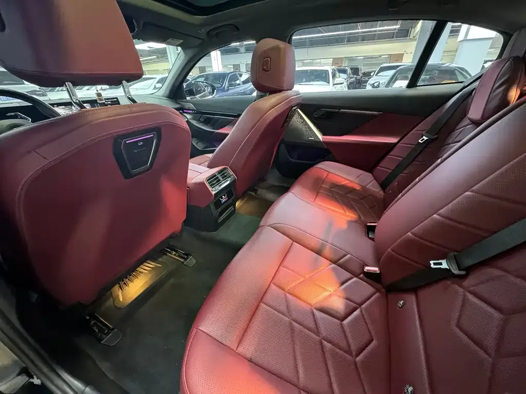 BMW 5 Series 2025 из CN, фото 10