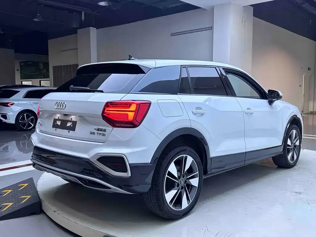 Audi Q2L — фото 5