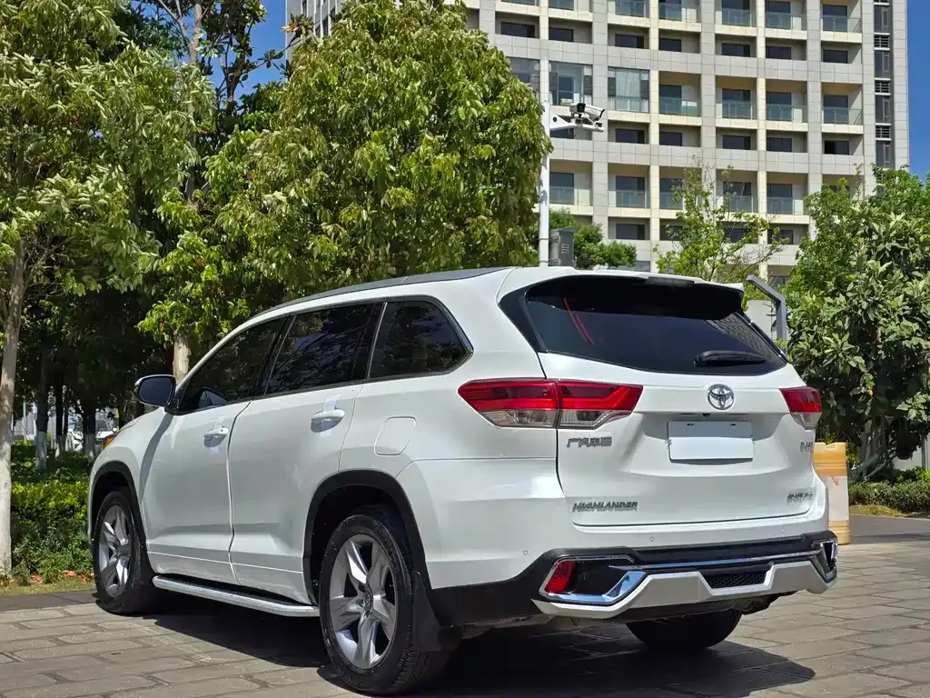 Toyota Highlander — фото 10