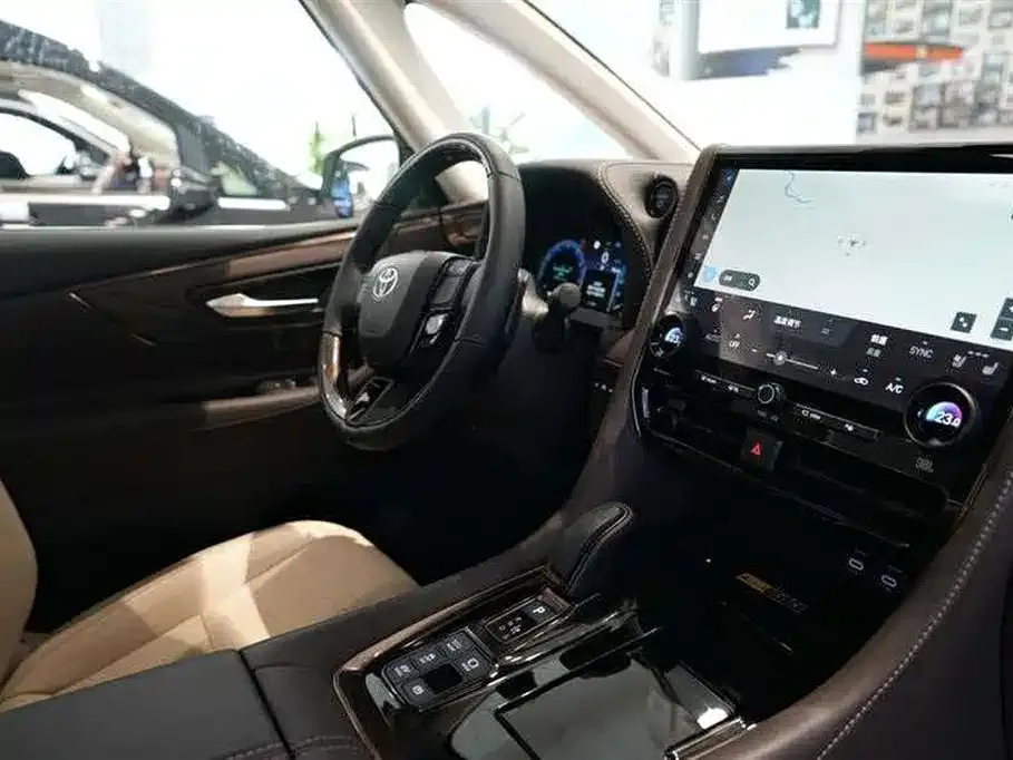 Toyota Alphard — фото 1