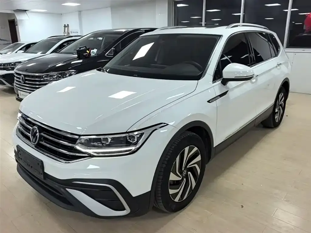 Volkswagen Tiguan L — фото 1