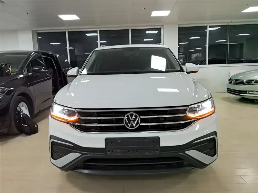 Volkswagen Tiguan L — фото 2