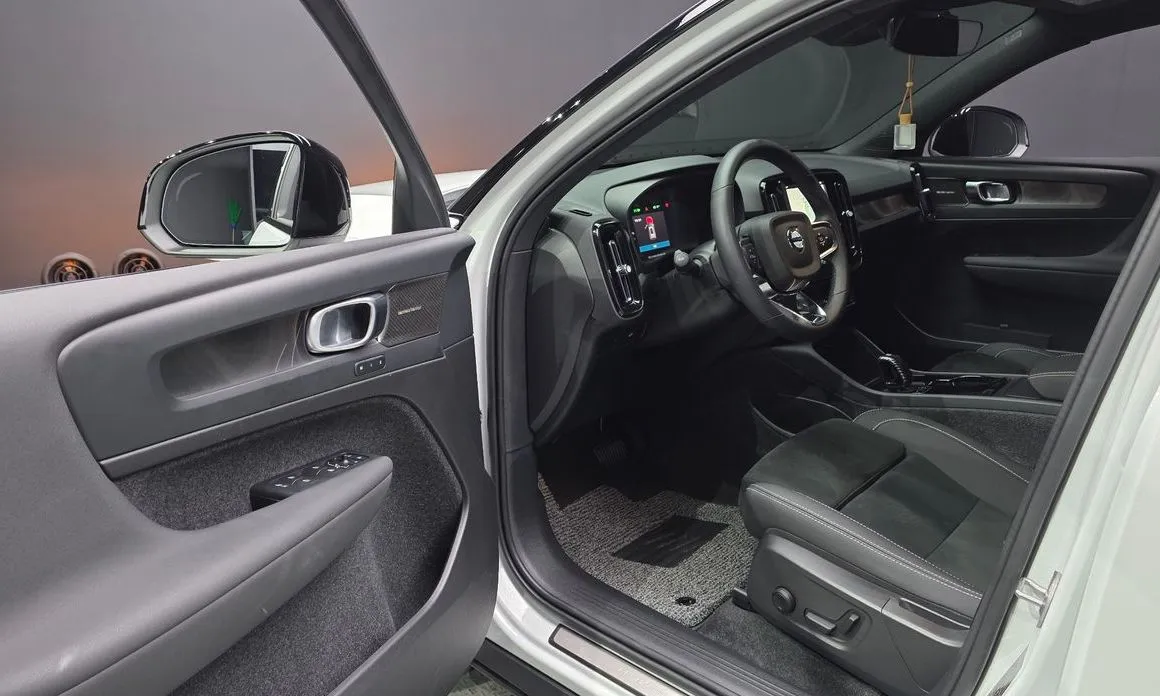 Volvo XC40 2024 из KR, фото 8