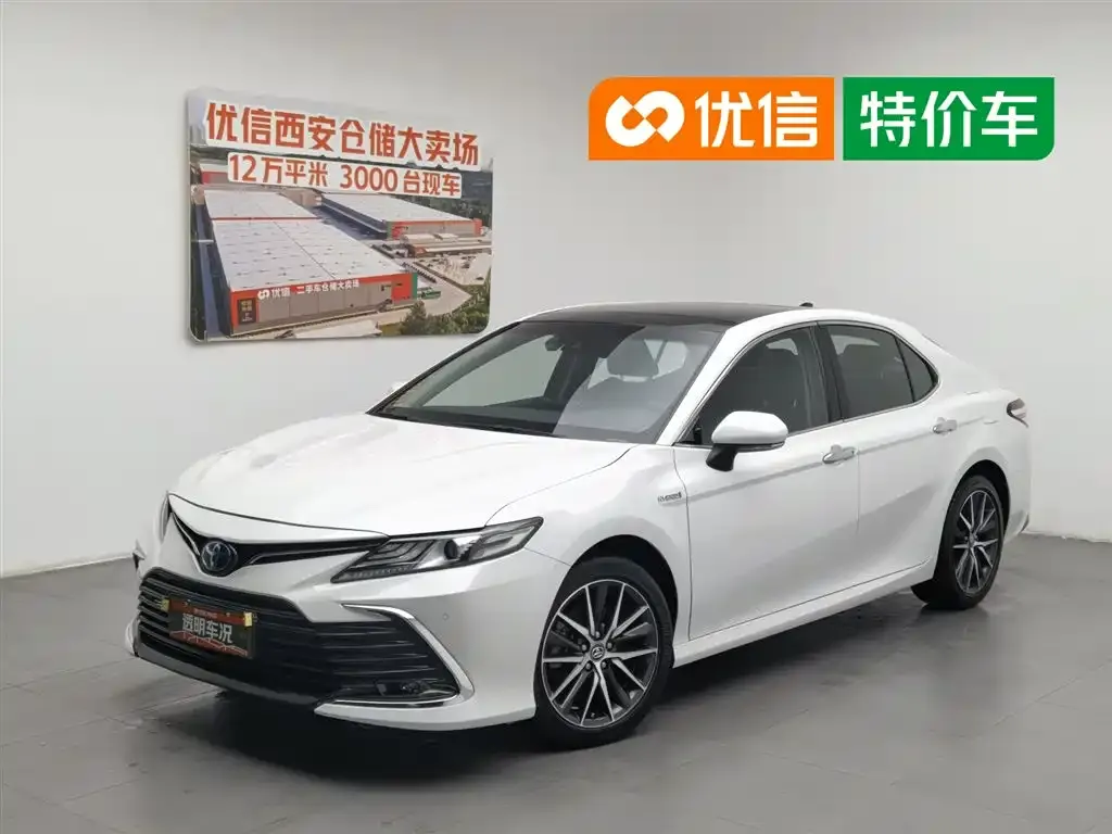 Toyota Camry — фото 1