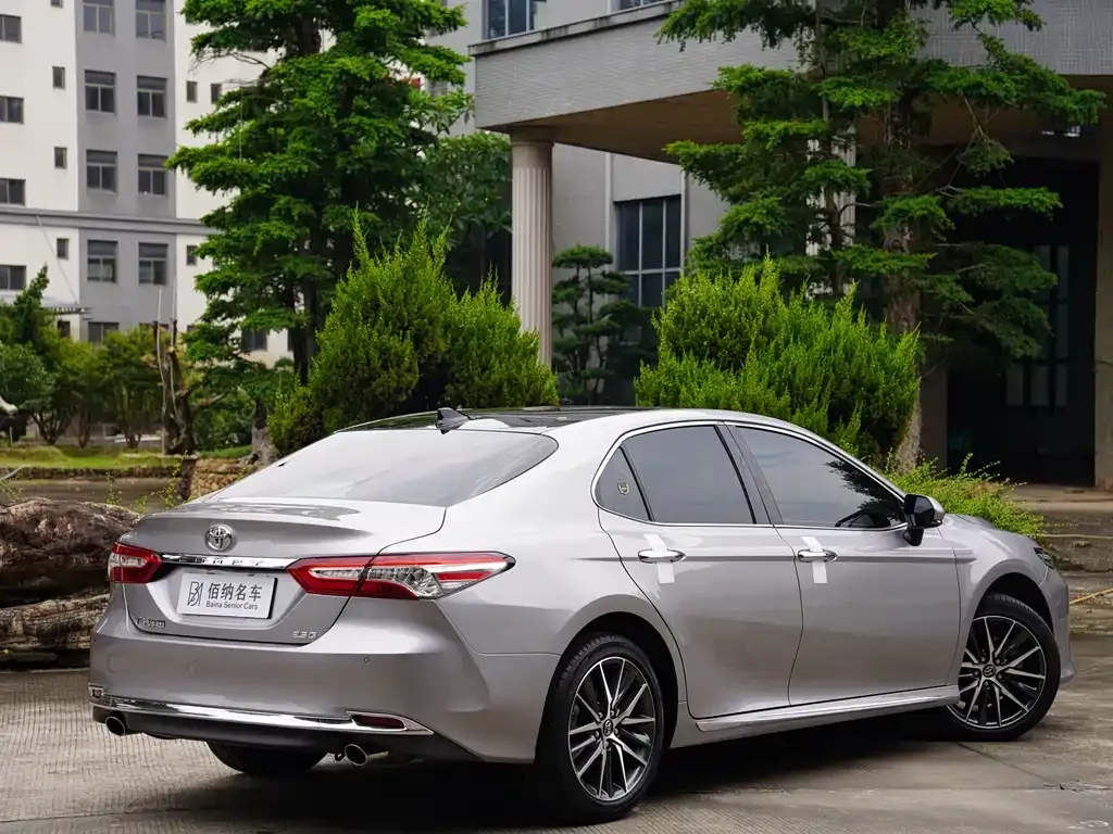 Toyota Camry — фото 8
