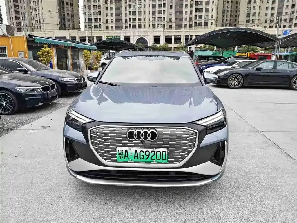 Audi Q4 e-tron — фото 1