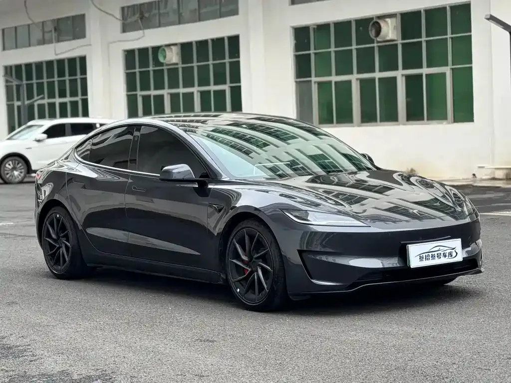 Tesla Model 3 — фото 9