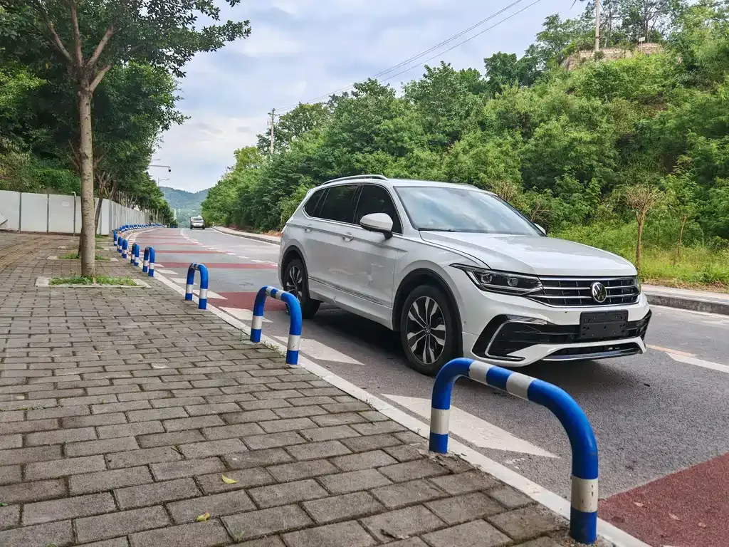 Volkswagen Tiguan L — фото 1