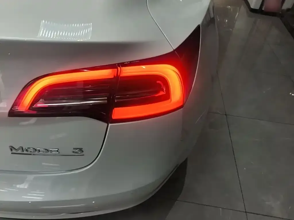Tesla Model 3 — фото 5