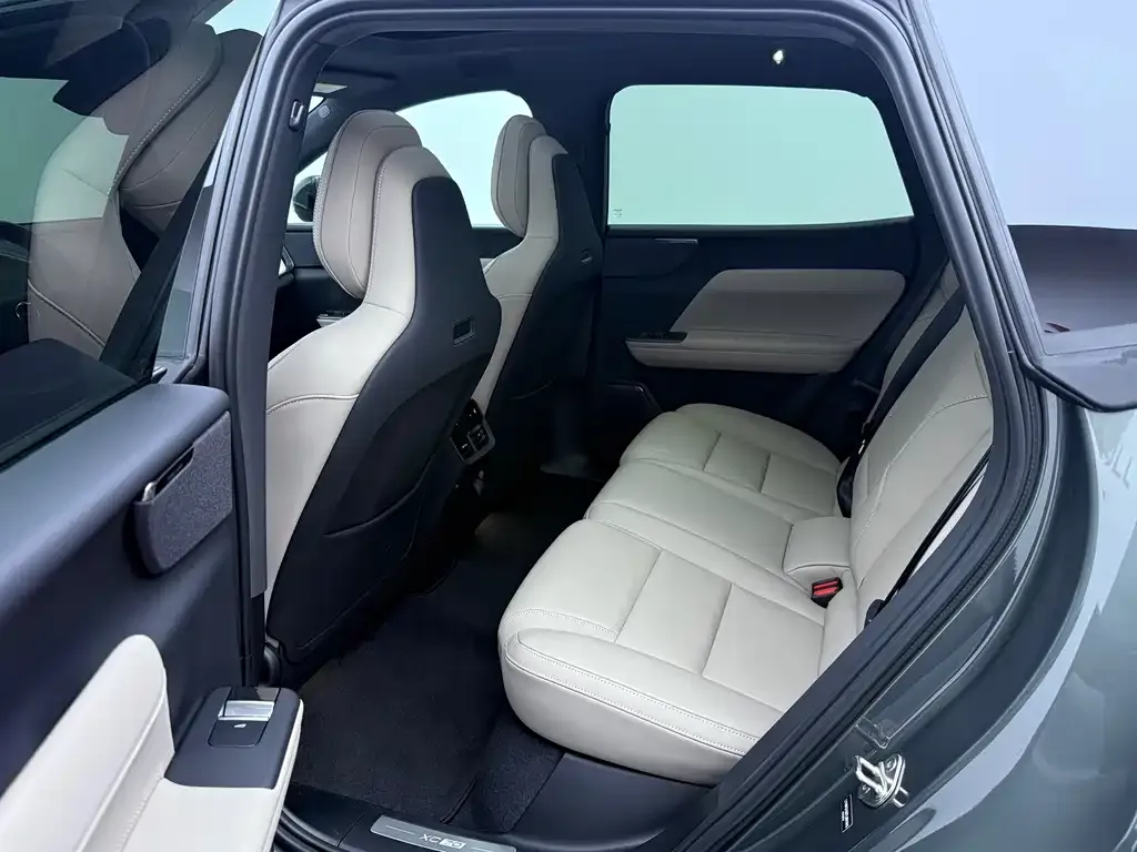 Volvo XC70 Plug-in Hybrid 2025 из CN, фото 10