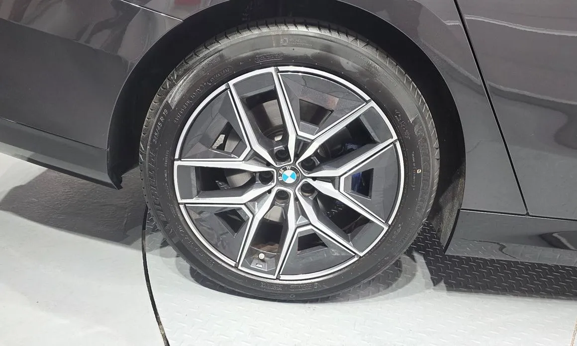 BMW 5-Series — фото 10