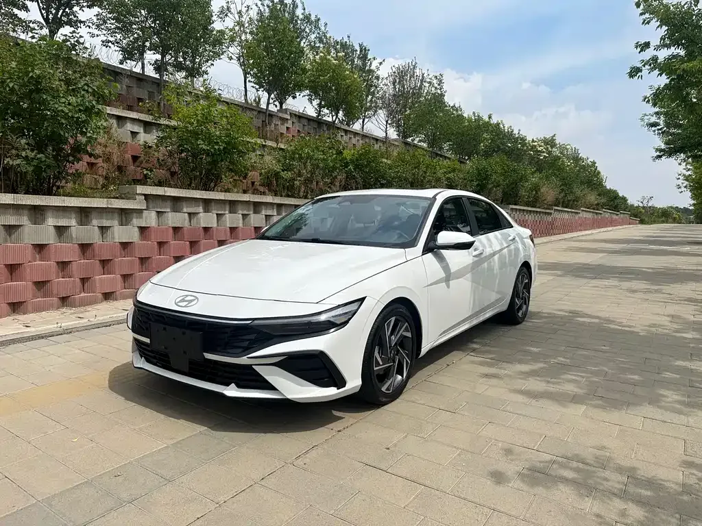 Hyundai Elantra — фото 1