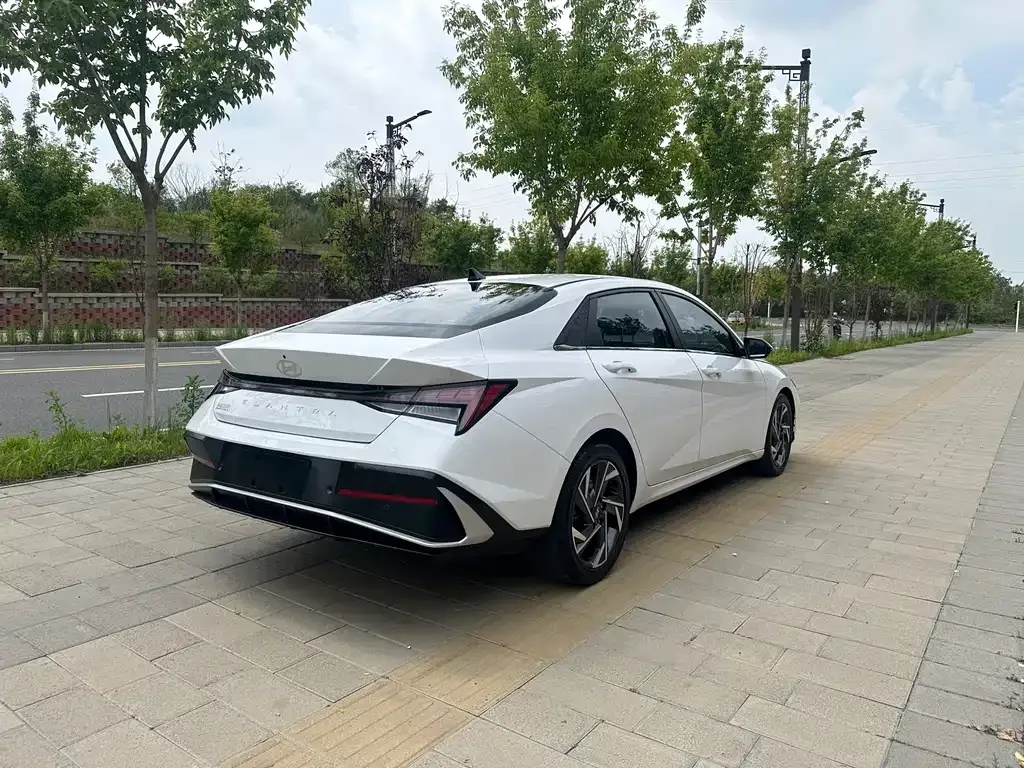 Hyundai Elantra — фото 4