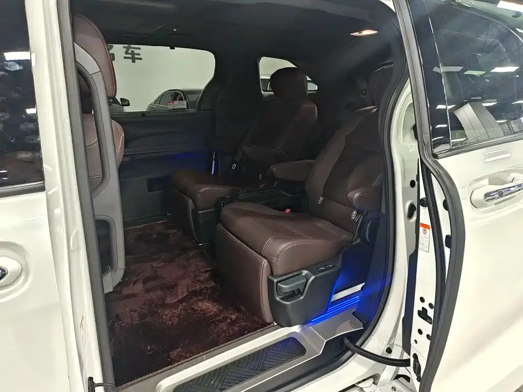 Toyota Granvia — фото 8