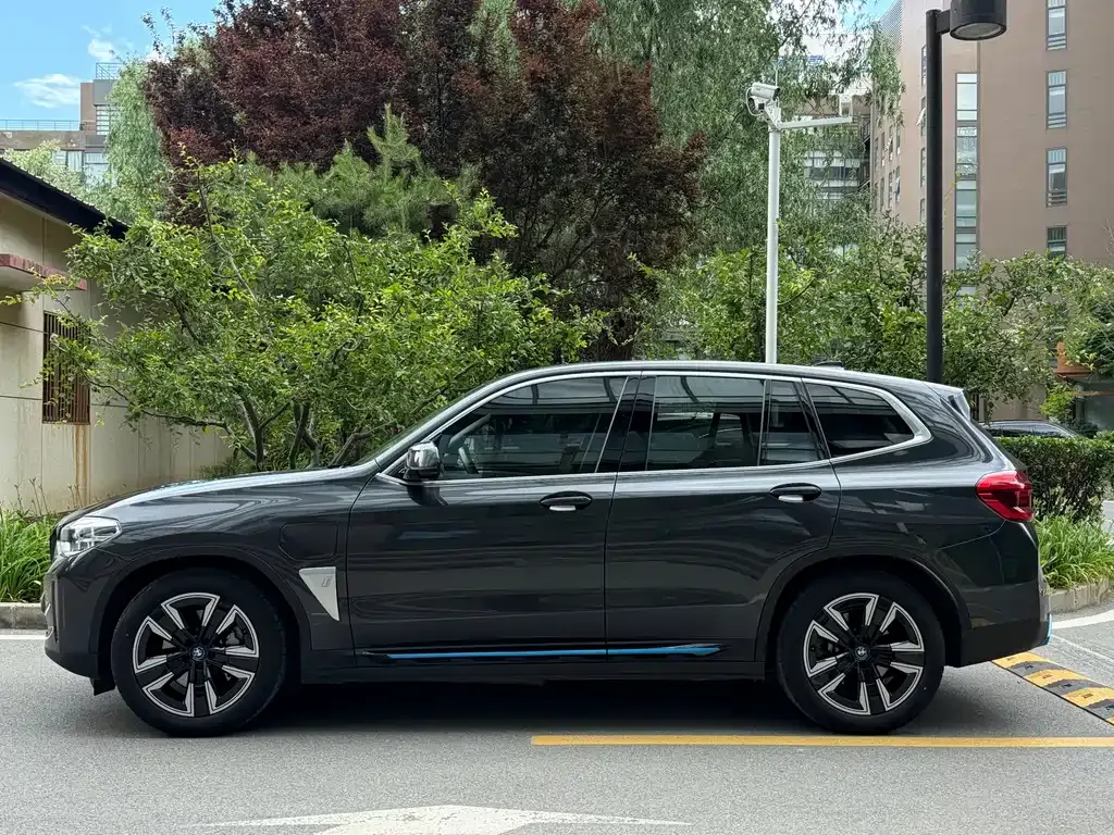 BMW iX3 — фото 9