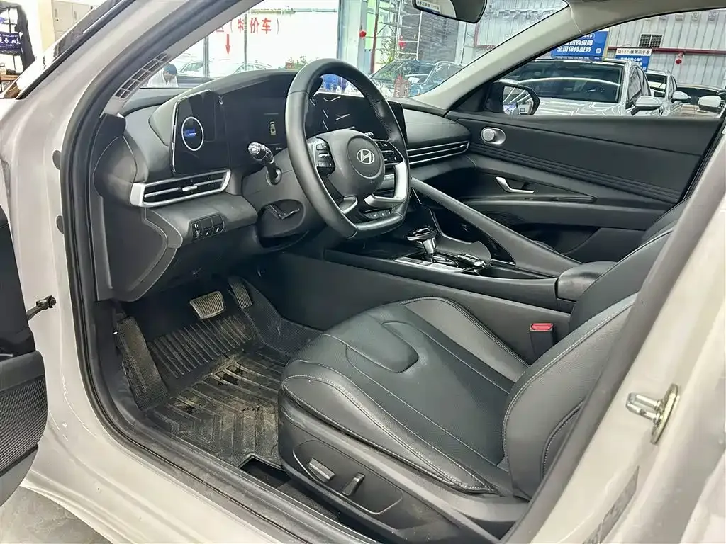 Hyundai Elantra — фото 3