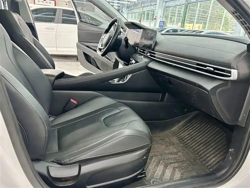 Hyundai Elantra — фото 2